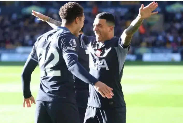 狼队在比赛, 拥抱在一起 狼队在比赛, 拥抱在一起